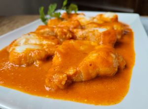 Una foto de Rape en salsa de pimientos asados