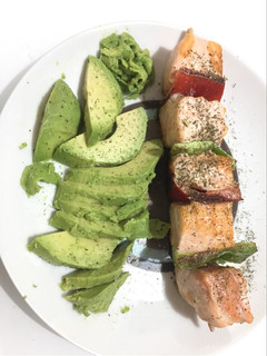 Una foto de Brocheta de salmón acompañada de aguacate 🥑🍡