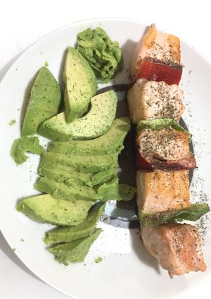 Una foto de Brocheta de salmón acompañada de aguacate 🥑🍡