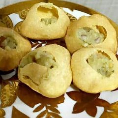 A picture of Sukhe Golgappe.