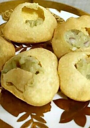 A picture of Sukhe Golgappe.