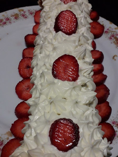 Una foto de Pionono con frutillas y chantilly 🍓🍓