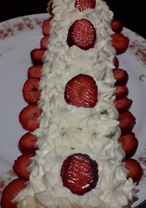 Una foto de Pionono con frutillas y chantilly 🍓🍓
