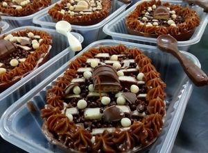 Una foto de Huevo relleno Tipo torta Kinder 😍💕