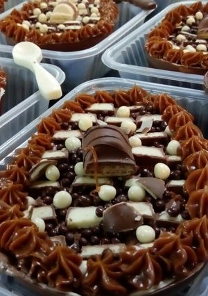 Una foto de Huevo relleno Tipo torta Kinder 😍💕