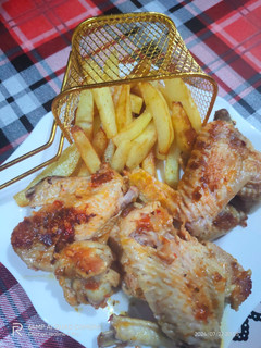 صورة لوصفة أجنحة دجاج محمرة مع بطاطس مقلية 🥔🥔😋😋🫶