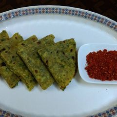 A picture of Methi bhaji thepla & dry garlic chutney.