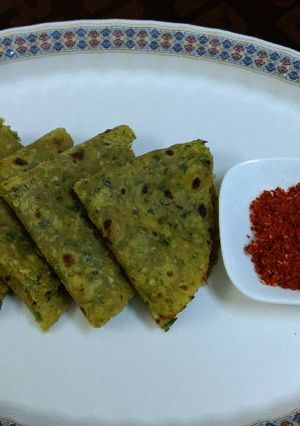 A picture of Methi bhaji thepla & dry garlic chutney.