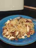 Espagueti con champiñones, jamón y huevo