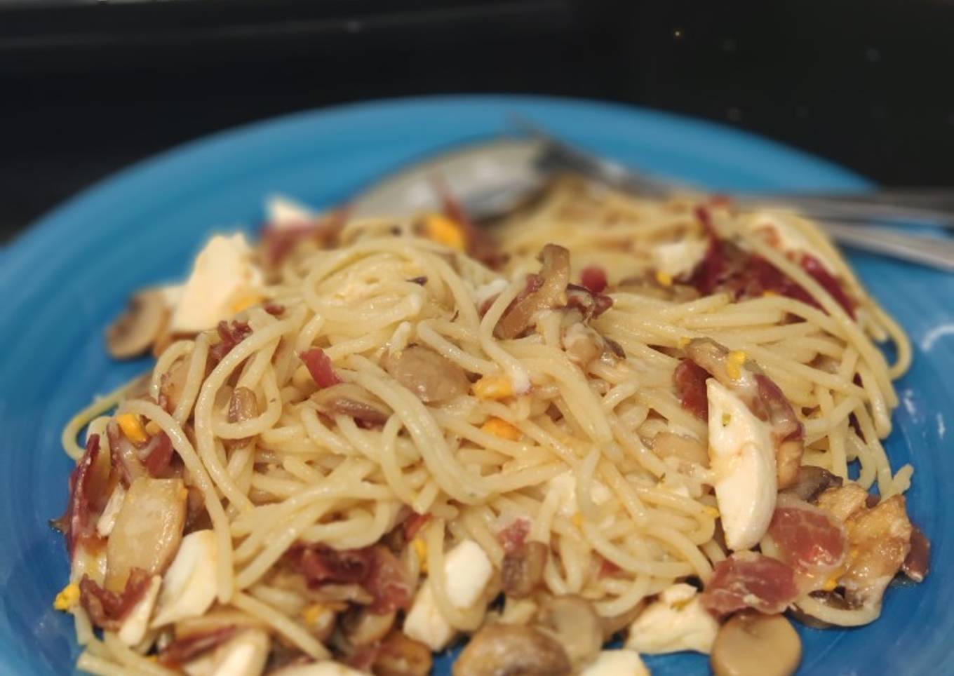 Espagueti con champiñones, jamón y huevo