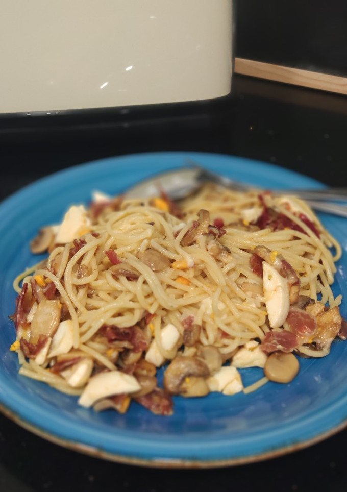 Una foto de Espagueti con champiñones, jamón y huevo
