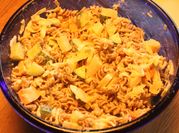 Una foto de ensalada de fusilli