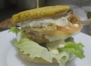 Una foto de Arepa-burger🫓de carne🍖de res🥙🍔🧆
