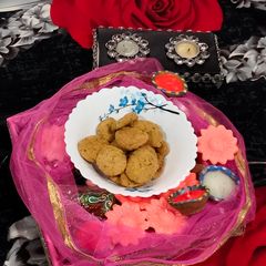 A picture of Methi mathri / methi puri.
