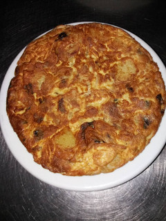Una foto de Tortilla de patatas con atún y pimiento