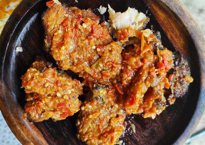 How to Make Delicious Pecak ikan pe (ikan taman / pari asap)
