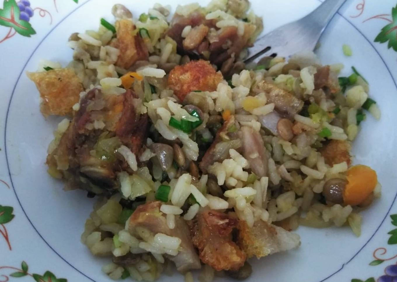Arroz con lentejas y chicharrón de rabo de cerdo