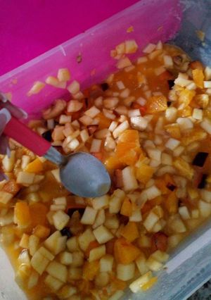 Una foto de Ensalada de frutas🍎🍇🥝🍒🍊