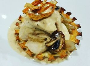 Foto principal de Fricasse de pollo con chalotas y champiñones glaseados