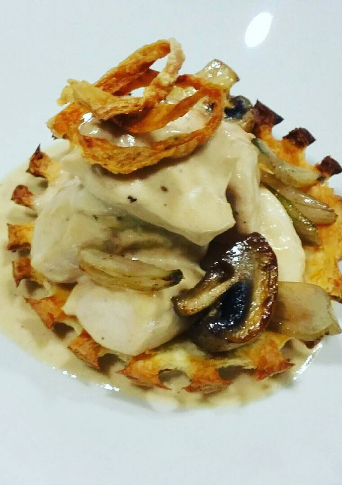 Una foto de Fricasse de pollo con chalotas y champiñones glaseados