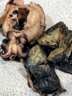 Una foto de Sèpia y alcachofas en su tinta