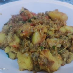 A picture of Aloo bengan jhat pat.
