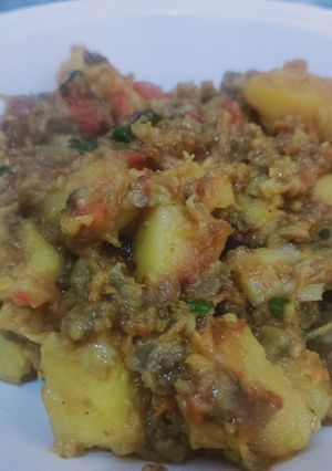 A picture of Aloo bengan jhat pat.