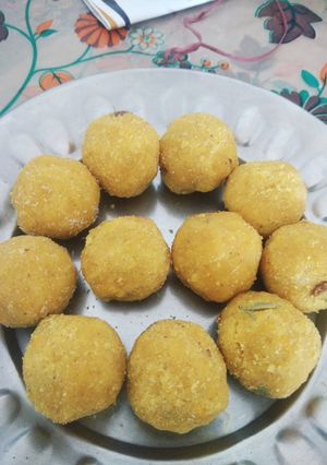 A picture of Moong dal ke ladoo.