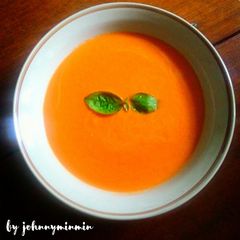 A picture of Creamy tomato soup.