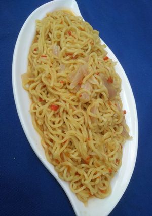 A picture of Stir fry noddles.