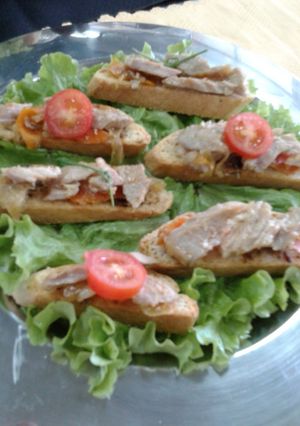 Una foto de Bruschetta con lomo de cerdo