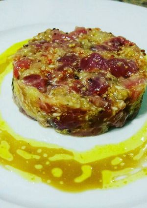 Una foto de Tartár de atún con brevas