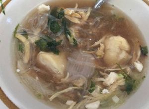 Una foto de Sopa wonton y fideo de arroz