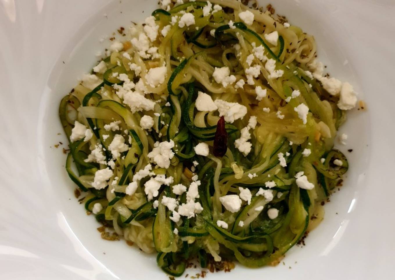 Espaguetis de calabacín con queso feta, ajo y guindilla