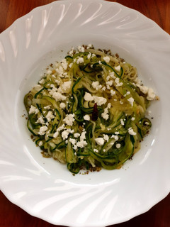 Una foto de Espaguetis de calabacín con queso feta, ajo y guindilla