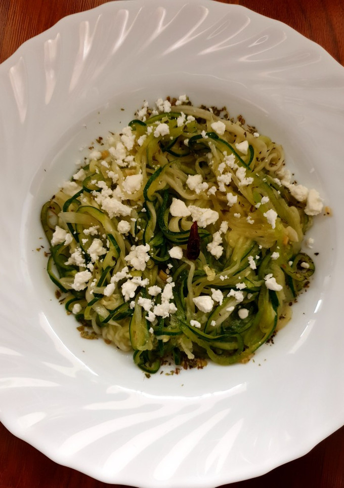 Una foto de Espaguetis de calabacín con queso feta, ajo y guindilla