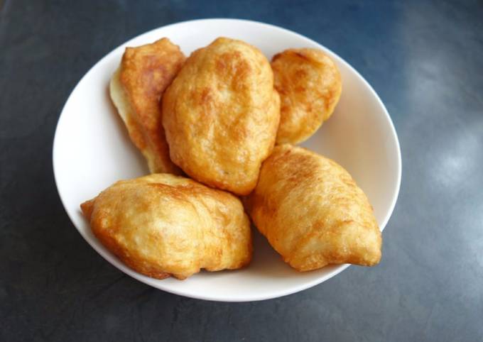 Traditional South African fried dough bread called Vetkoek, filled with  chicken curry. Magwinya or Fat Cakes usually filled with mince curry or jam  Photos | Adobe Stock