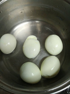A picture of How to boil eggs easy peel.