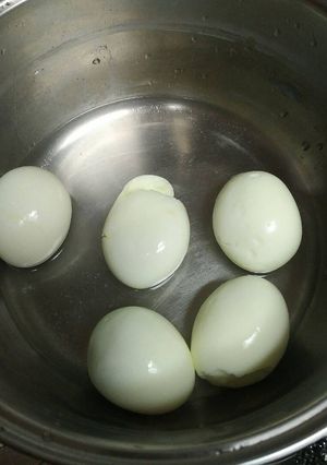 A picture of How to boil eggs easy peel.