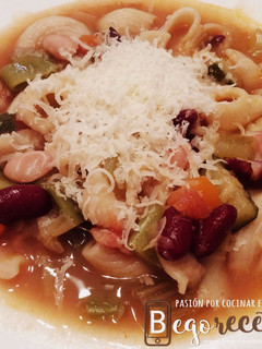 Una foto de Sopa minestrone