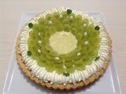 Una foto de tarta de uvas y crema