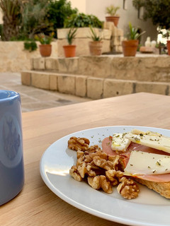 Una foto de Tostas de lomo con queso manchego para el desayuno