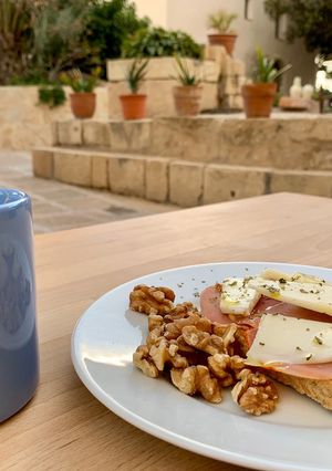 Una foto de Tostas de lomo con queso manchego para el desayuno