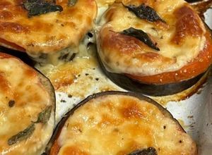Foto de Beringela com Tomate e Mozzarella no forno