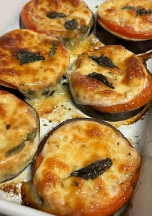 Foto de Beringela com Tomate e Mozzarella no forno