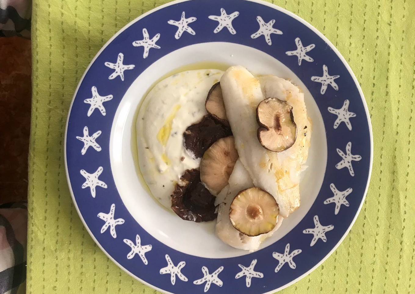 Merluza a la plancha con salsa blanca y setas chinas