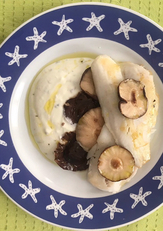 Una foto de Merluza a la plancha con salsa blanca y setas chinas