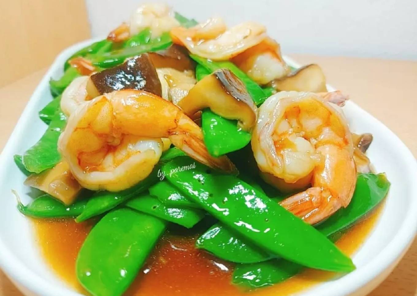 Crevettes sautées aux champignons shiitake et pois mange tout sans matière grasse