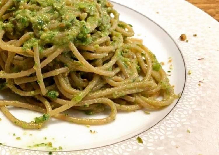 Spaghetti integrali al pesto di zucchine e pistacchi