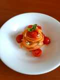 Spaghetto quadrato al pomodoro e fiori di basilico